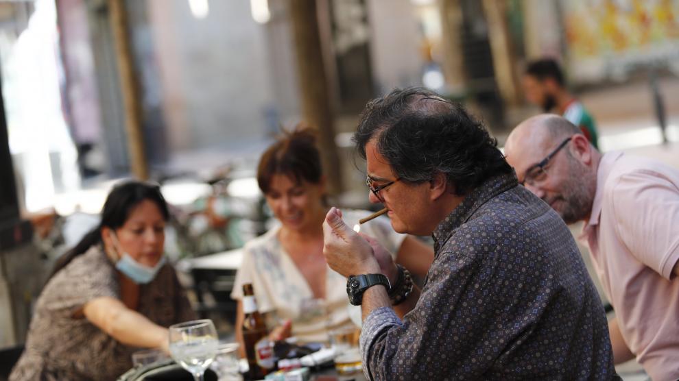Este viernes todavía se veía en Zaragoza mucha gente fumando sin respetar la distancia de seguridad exigida por el Ministerio, ya que la medida aún no está en vigor