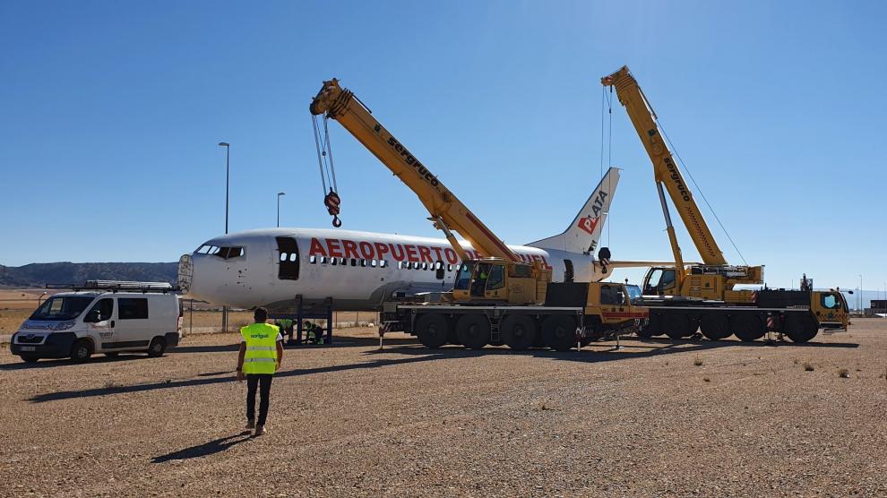 Traslado del avión publicitario del aeropuerto de Teruel para despejar el solar donde se levantará el hangar para dos A380.