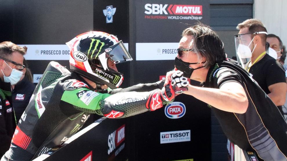 El piloto Jonathan Rea celebra su triunfo en la carrera de Superbikes celebrada este domingo en el circuito turolense de Motorland Alcañiz