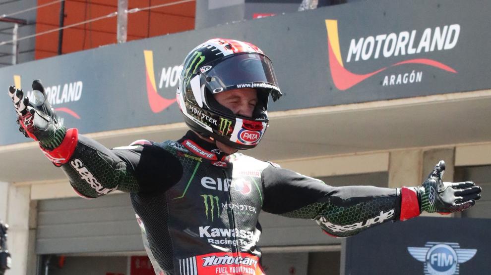 El piloto Jonathan Rea celebra su triunfo en la carrera de Superbikes celebrada este domingo en el circuito turolense de Motorland Alcañiz
