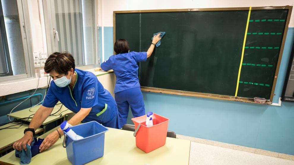 Tareas de limpieza en las aulas en el colegio María Moliner de Zaragoza