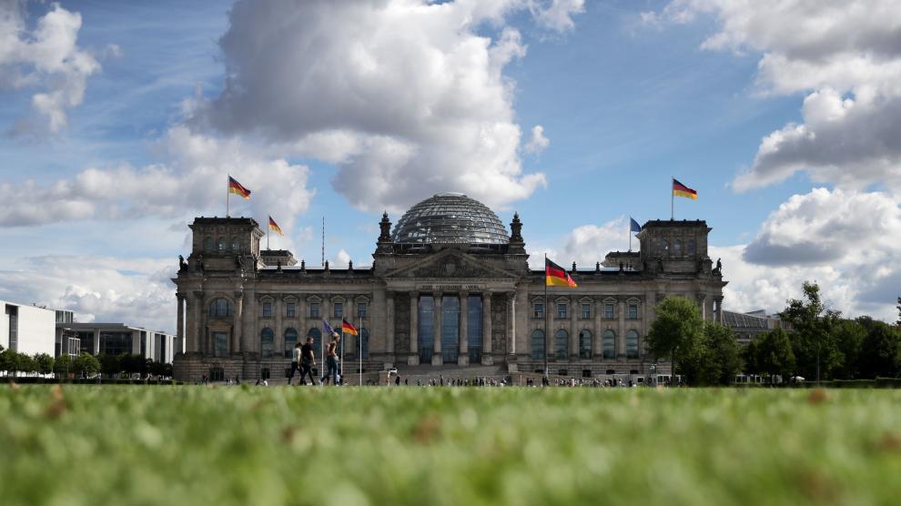 Gente camina junto al Bundestag, este lunes en Berlín.