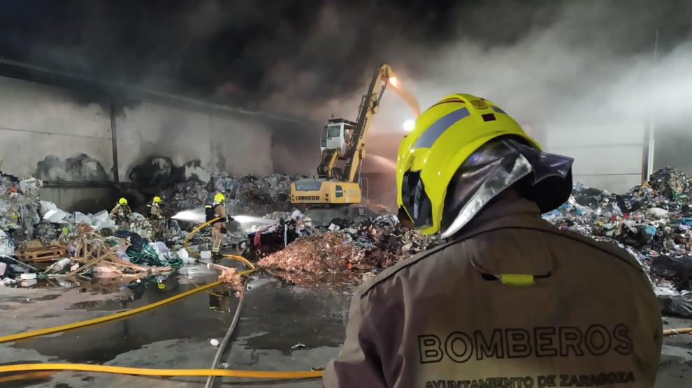 Incendio esta madrugada en una fábrica de Malpica (Zaragoza).