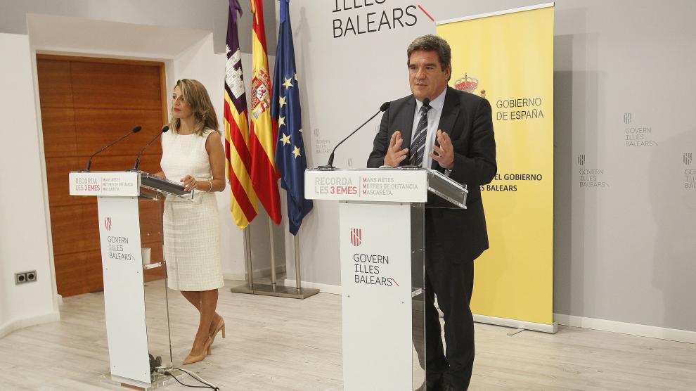 Los ministros José Luis Escrivá y Yolanda Díaz este viernes en Palma de Mallorca.