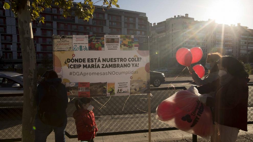 Globos reivindicativos y pegatinas en el colegio María Zambrano de Zaragoza.