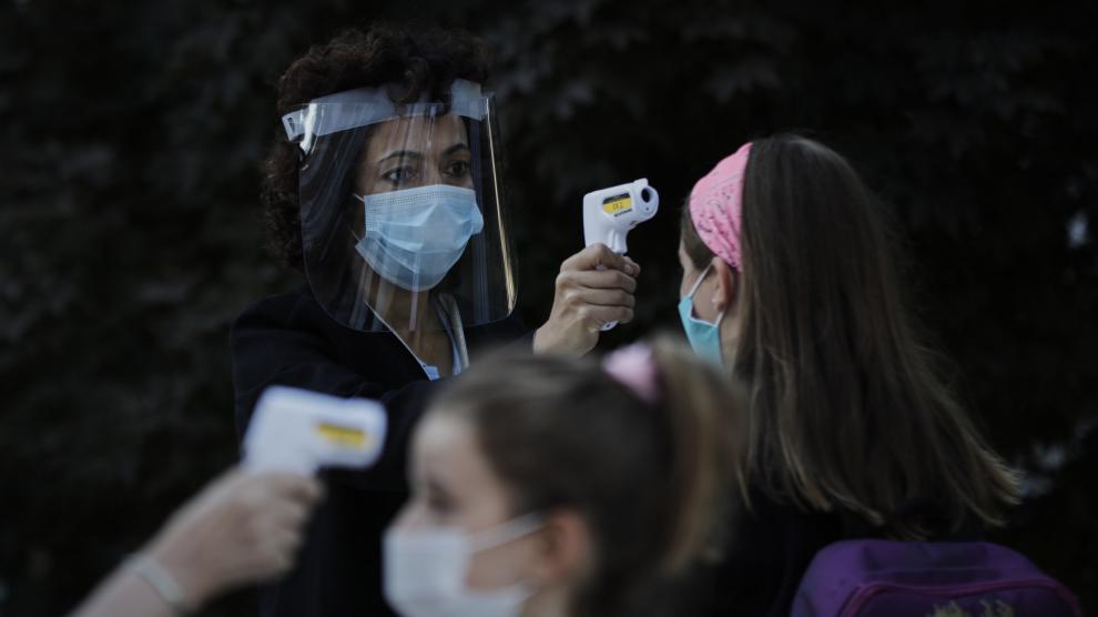 Toma de temperatura en un colegio.