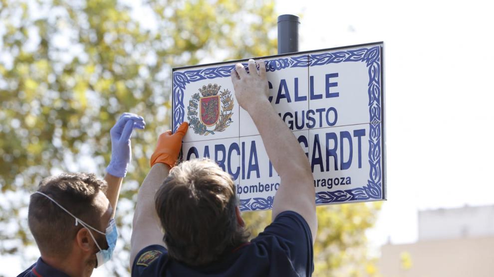 Los bomberos de Zaragoza colocan la placa con el hombre de su compañero, Augusto García Hegardt