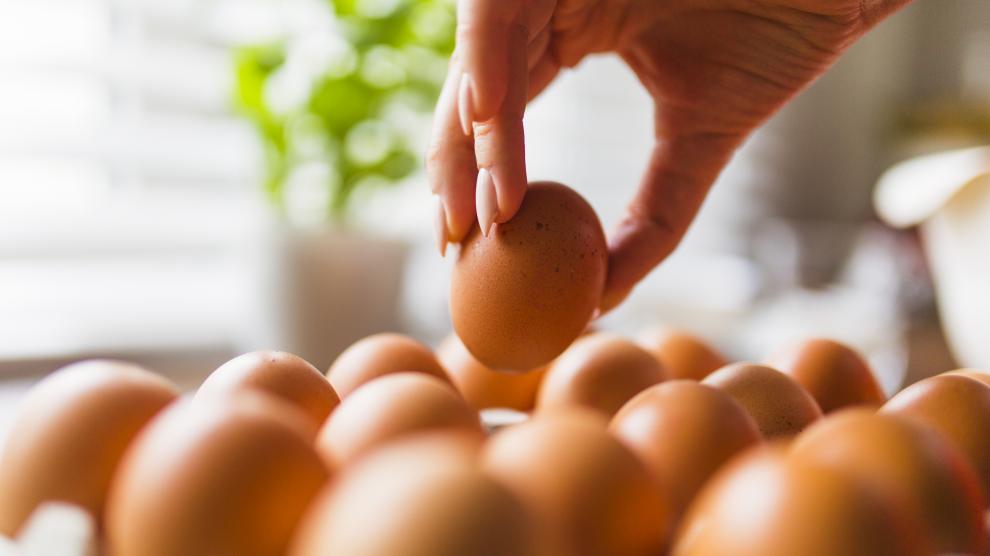 Los expertos destacan que existen muchos aspectos positivos en el huevo, pues es fuente de proteínas de alta calidad y de numerosos micronutrientes con efectos beneficiosos.