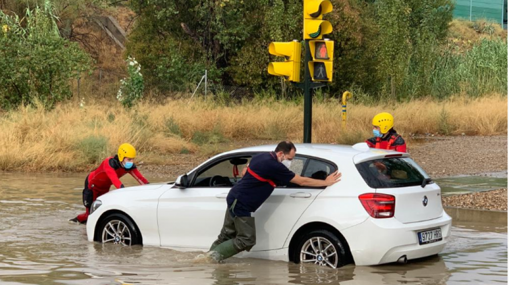 Bomberos rescatan un vehículo atrapado por la tromba de agua en Zaragoza