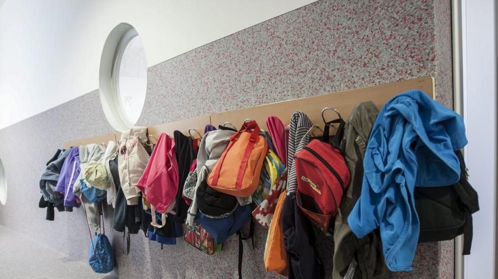 Abrigos en un aula de infantil de un colegio zaragozano, en una imagen de archivo