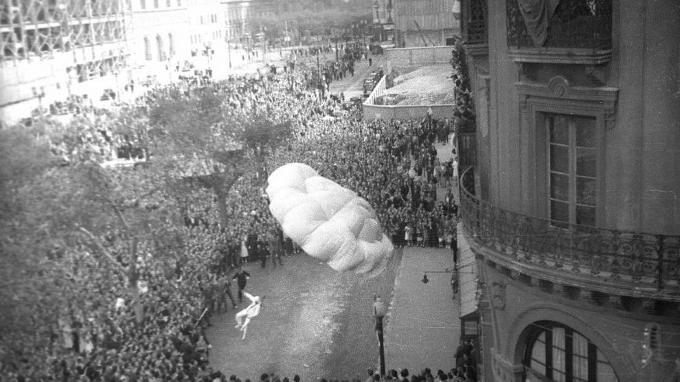 James Will, en paracaídas en la plaza del Pilar en 1952