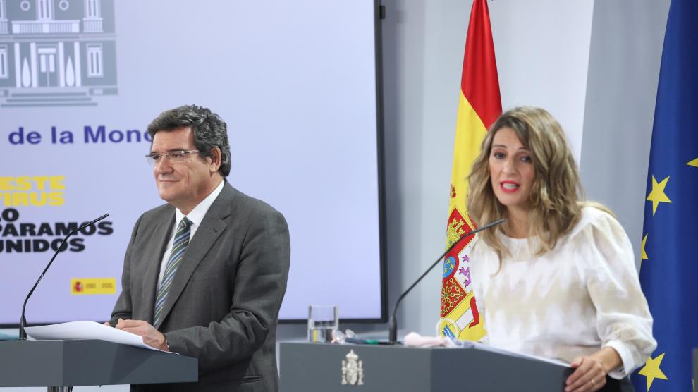 El ministro de Seguridad Social y Migraciones, José Luis Escrivá, y la ministra Trabajo y Economía Social, Yolanda Díaz, comparecen en rueda de prensa.