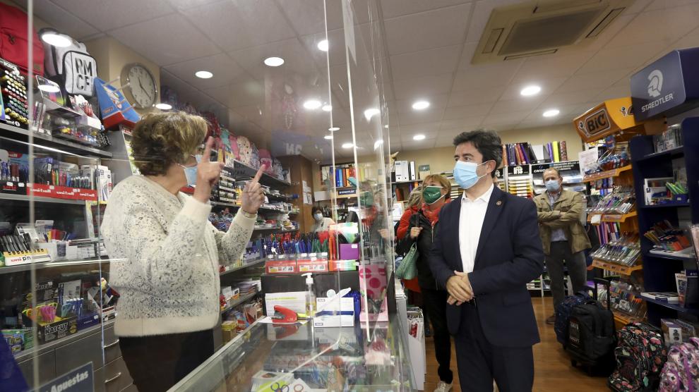 El alcalde de Huesca, en su visita a la librería Edelweis, que está adherida a la campaña.