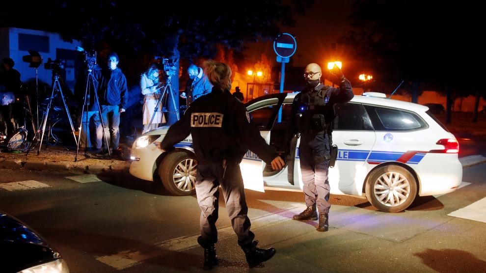 Agentes policiales en las inmediaciones de donde han ocurrido los hechos, en los suburbios de París.