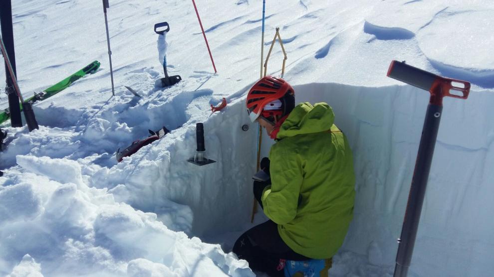 Imagen de archivo de un nivólogo de A lurte realizando mediciones en las capas de nieve.