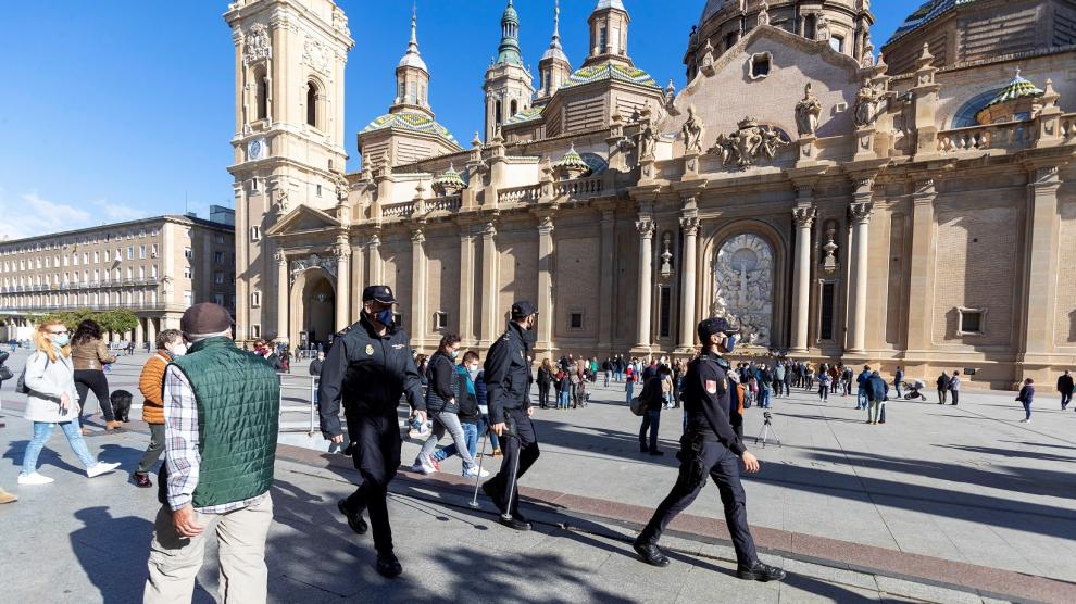 La Policía Nacional trabajando en las inmediaciones de la Basílica del Pilar de Zaragoza el 12 de octubre