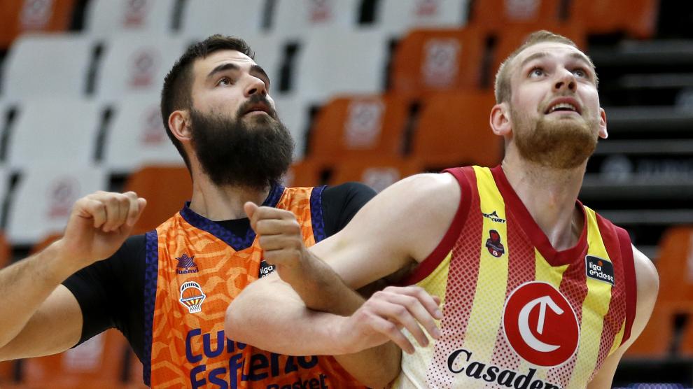 Dubljevic, del Valencia Basket, lucha por el rebote con Hlinason.