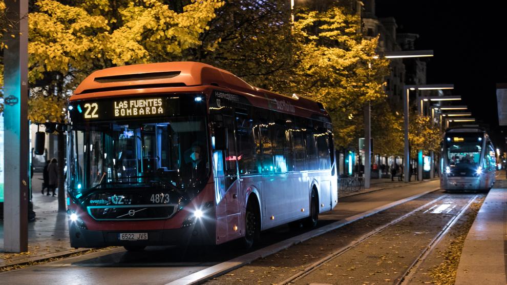 Un autobús urbano circulando este domingo en Zaragoza a la hora que comenzaba el toque de queda