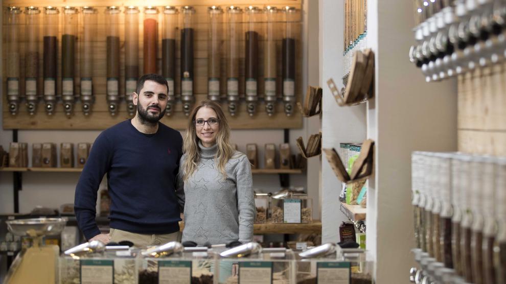 María Navarri y Álvaro Guerrero en su tienda Albática, en la calle de Pedro María Ric en Zaragoza.
