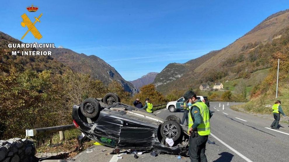 El vehículo de los tres presuntos delincuentes quedó volcado a cinco kilóemtros del túnel del Somport, en el término municipal de Urdós (Francia).