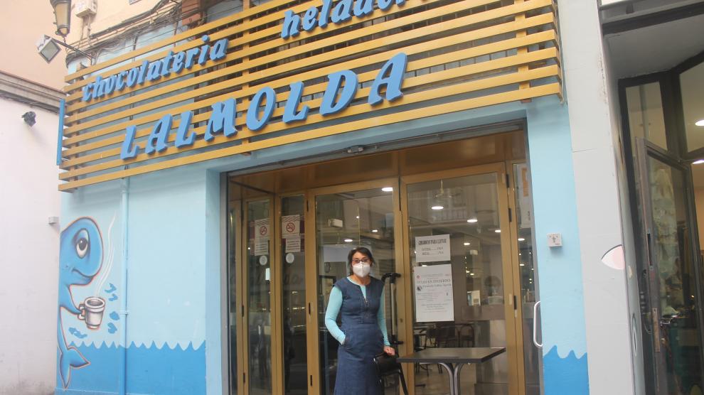 Reyes Lalmolda, en el exterior de la chocolatería, donde estos días no puede dar servicio dentro.