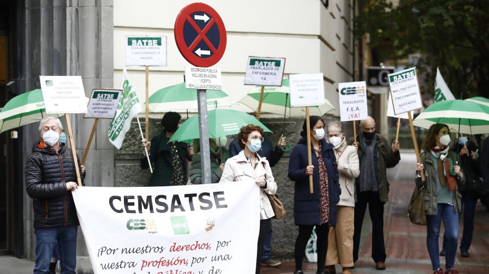 Cerca de 200 sanitarios se dieron cita este jueves frente a la consejería de Hacienda del Gobierno de Aragón