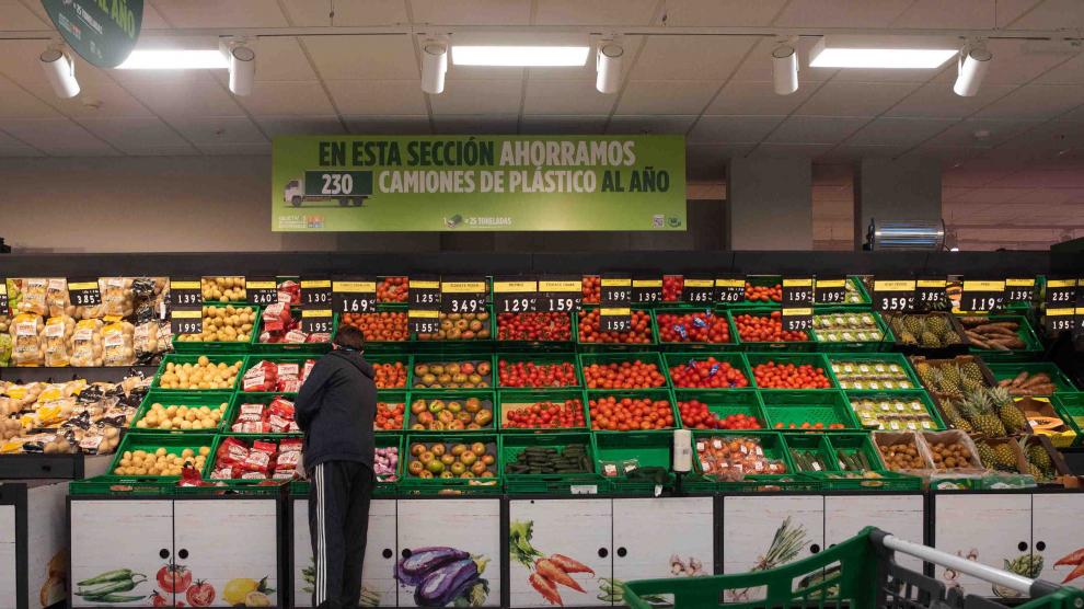 Mercadona de la avenida Atarés de Zaragoza. Fruta y verdura. Supermercado. Consumo. Compras.