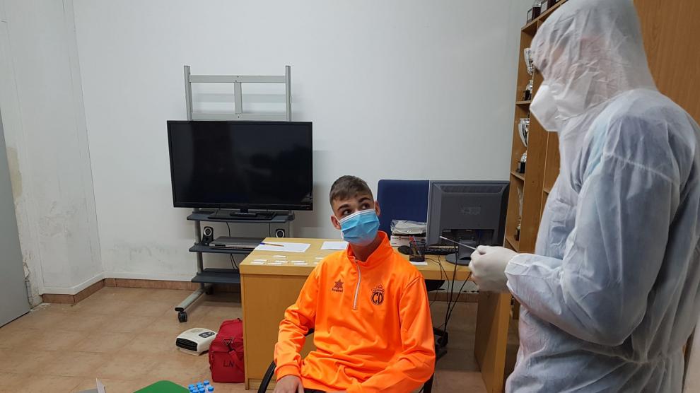 Un jugador juvenil del San Gregorio es sometido a un test de antígenos.
