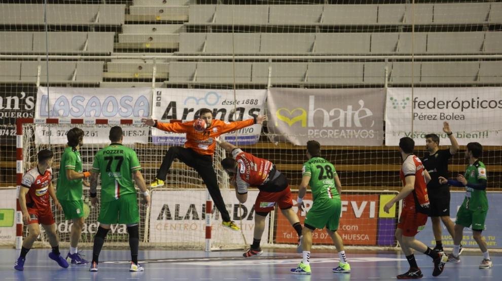 Montoya, jugador del Bada Huesca, realiza un lanzamiento durante el partido ante el Puerto Sagunto.