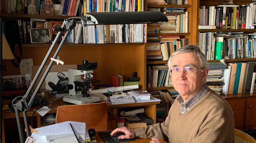 Elías Campo, el patólogo aragonés, en su domicilio de Barcelona donde la pandemia le ha llevado muchos días al teletrabajo.
