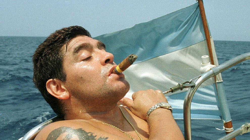 Maradona, fumando un puro en un barco en aguas de La Habana, tras finalizar un programa de rehabilitación por su adicción a la cocaína.