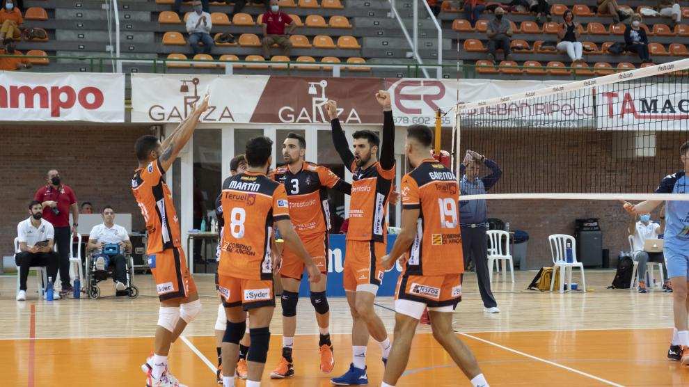 Los jugadores del CV Teruel celebran un tanto en Los Planos.