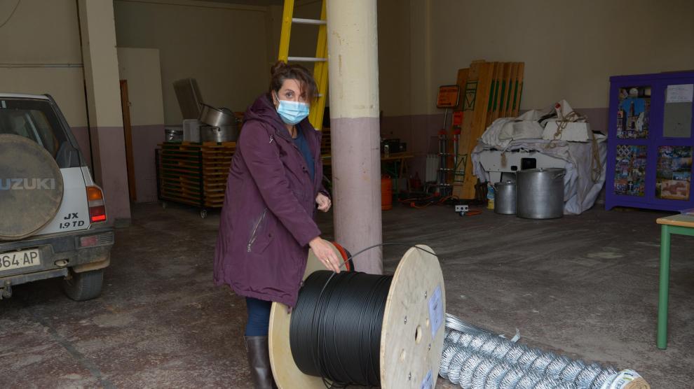 Una empleada municipal de Loscos muestras las bobinas de fibra usadas para cablear el pueblo.