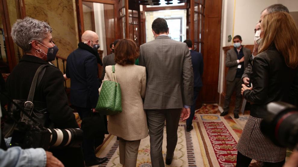 El presidente del Gobierno, Pedro Sánchez, y la vicepresidenta primera, Carmen Calvo, tras la aprobación de los Presupuestos.