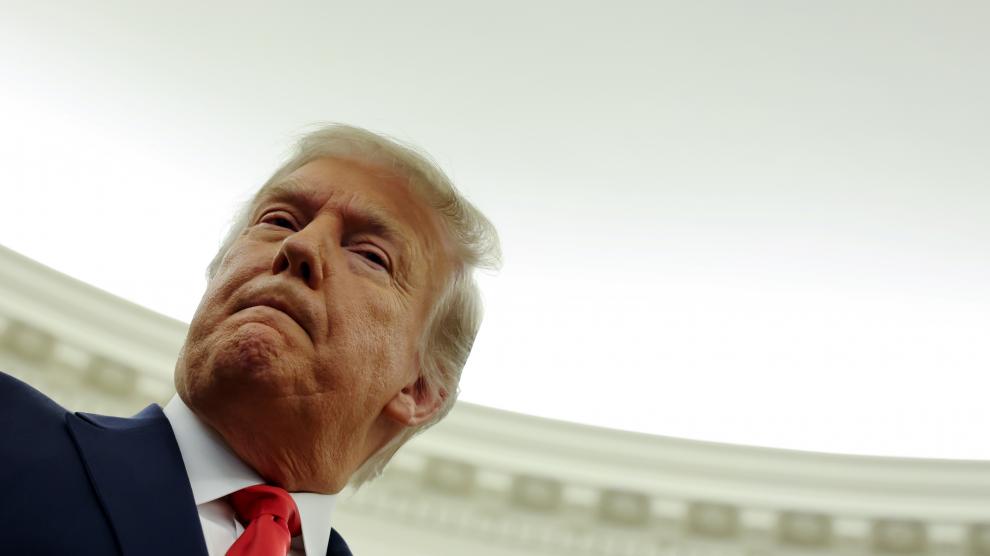 Trump escucha la pregunta de un periodista en el Despacho Oval de la Casa Blanca.