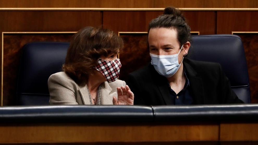 Carmen Calvo y Pablo Iglesias, en sus escaños del Congreso.