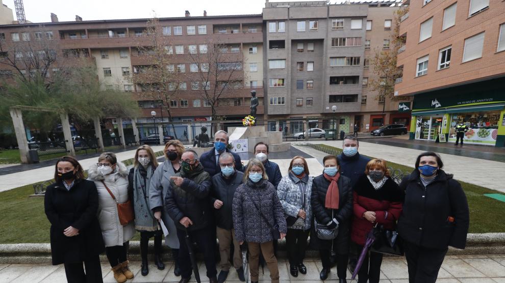 Las víctimas del atentado de la casa cuartel de la Guardia Civil con el alcalde Jorge Azcón en el acto celebrado en el Parque de la espernaza en el 33 aniversario.
