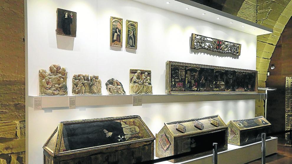 Algunas de las obras retornadas, entre ellas los sarcófagos de las prioras, del siglo XV.