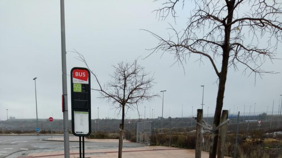 Parada de autobús recientemente embaldosada en Arcosur.