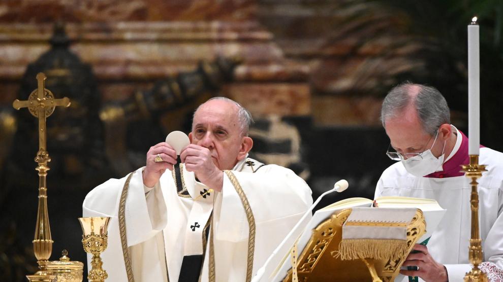 Vatican City (Vatican City State (holy See)), 24/12/2020.- Pope Francis during his homely as he leads a Christmas Eve mass to mark the nativity of Jesus Christ, at St Peter's basilica in the Vatican, 24 December 2020. (Papa) EFE/EPA/VINCENZO PINTO / POOL Pope Francis leads the Christmas night Mass in Saint Peter's Basilica