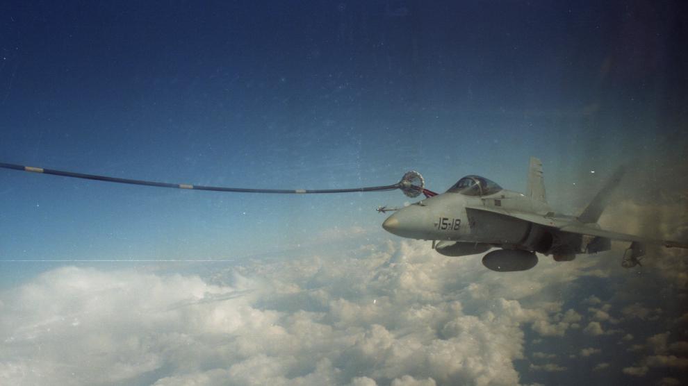 La guerra en Bosnia, en 1994-1995. Los Hércules reabastecen combustible en vuelo a los cazas F-18 por Aviano (Italia), que hicieron varios ataques a los serbios.