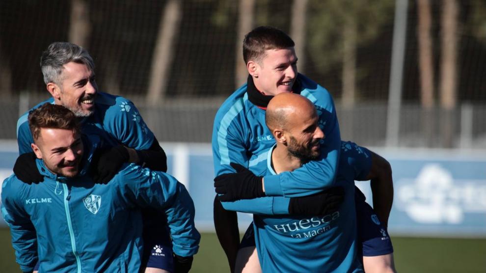 Ontiveros y Mikel Rico llevan a Luisinho y Sergio Gómez, respectivamente.
