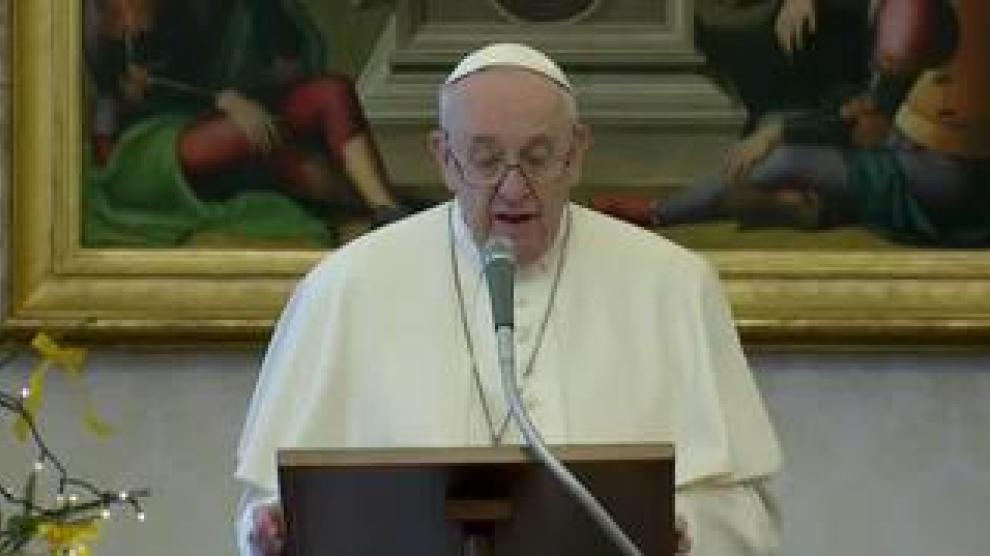 El pontífice, que no ha presidido las misas de fin de año y de Año Nuevo en el Vaticano, rezó el Ángelus con los fieles a través de internet.