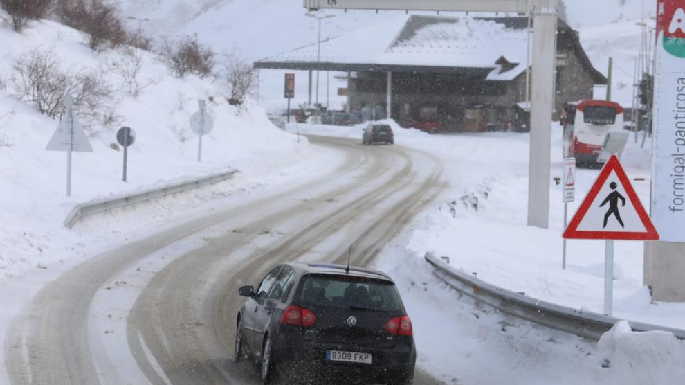 Formigal, con nieve en la carretera.