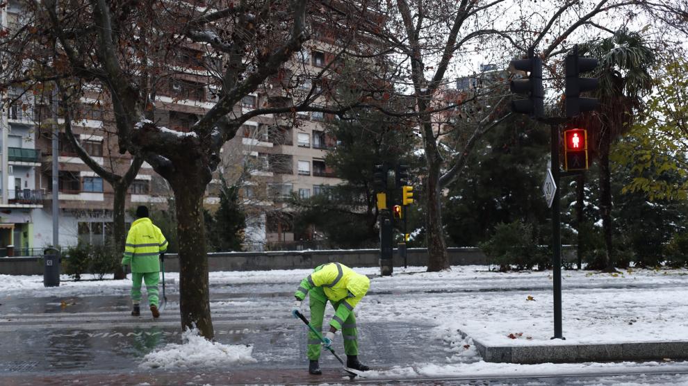 La nieve persiste en las calles de Zaragoza este domingo, a pesar de que los servicios municipales han estado trabajando toda la noche. Se espera que hoy vuelva a nevar y que a partir de mañana bajen las temperaturas.