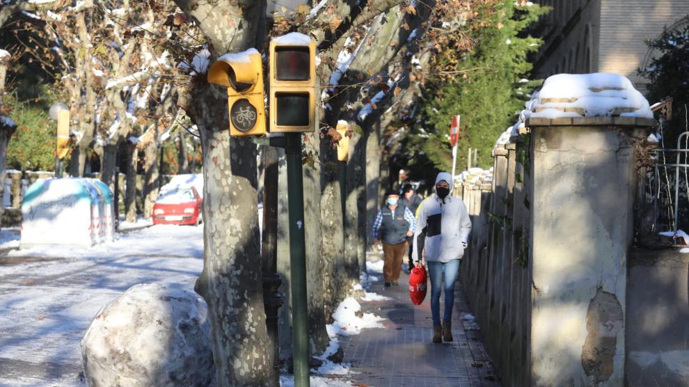Más de 200 operarios están desplegados por la ciudad de Huesca para tratar de garantizar la movilidad tras el paso de la borrasca Filomena.