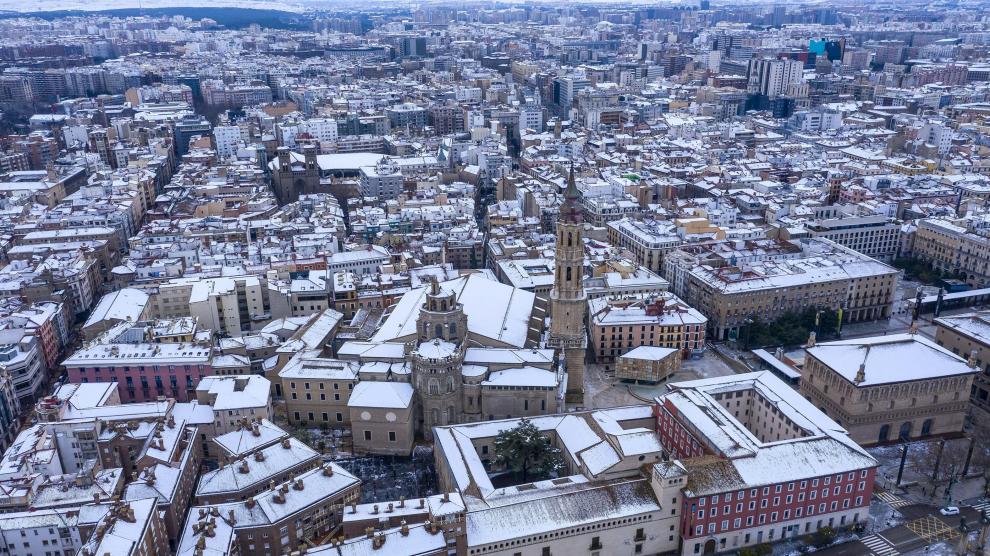 Vista de Zaragoza bajo la nieve.