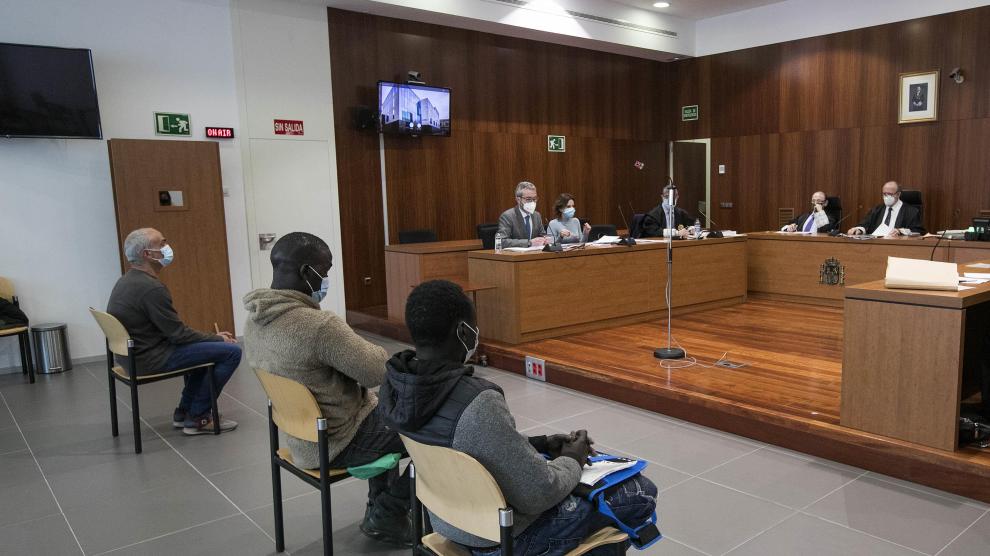 El agente y los manteros, Souleymane C. y Serigne M., declararon ayer en la Audiencia de Zaragoza.
