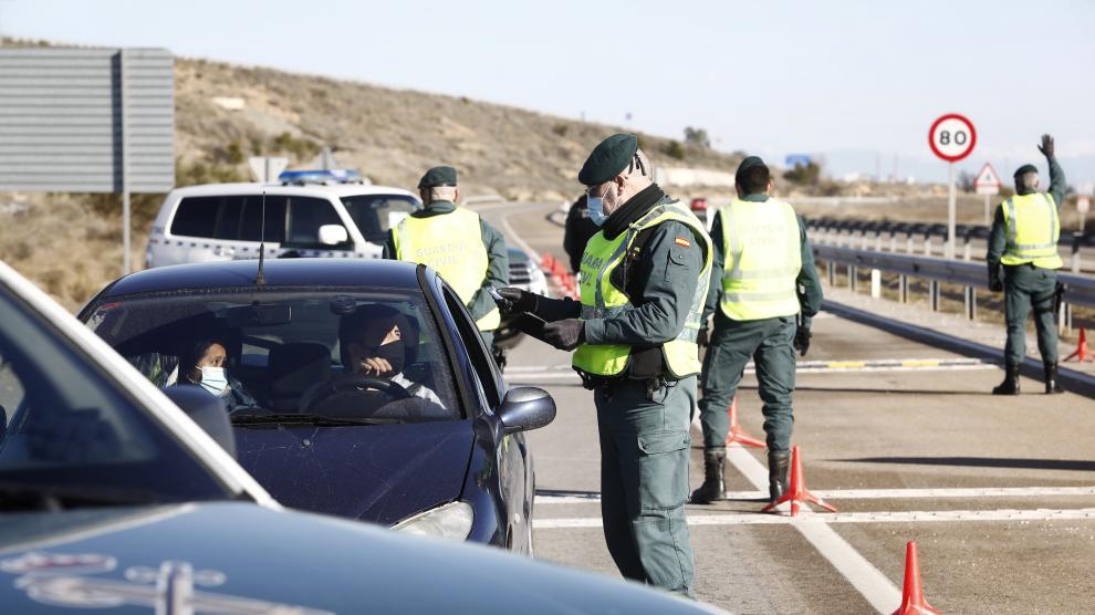 La Guardia Civil controla los movimientos al entrar en vigor los confinamientos perimetrales.
