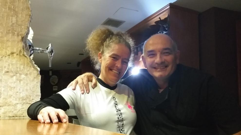 Susana Sánchez y Jaime Pou, en el bar del Palacio de Bureta.